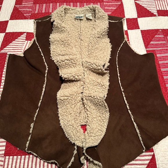 Mountain Lake Tan Shearling Vest - Picture 6 of 10